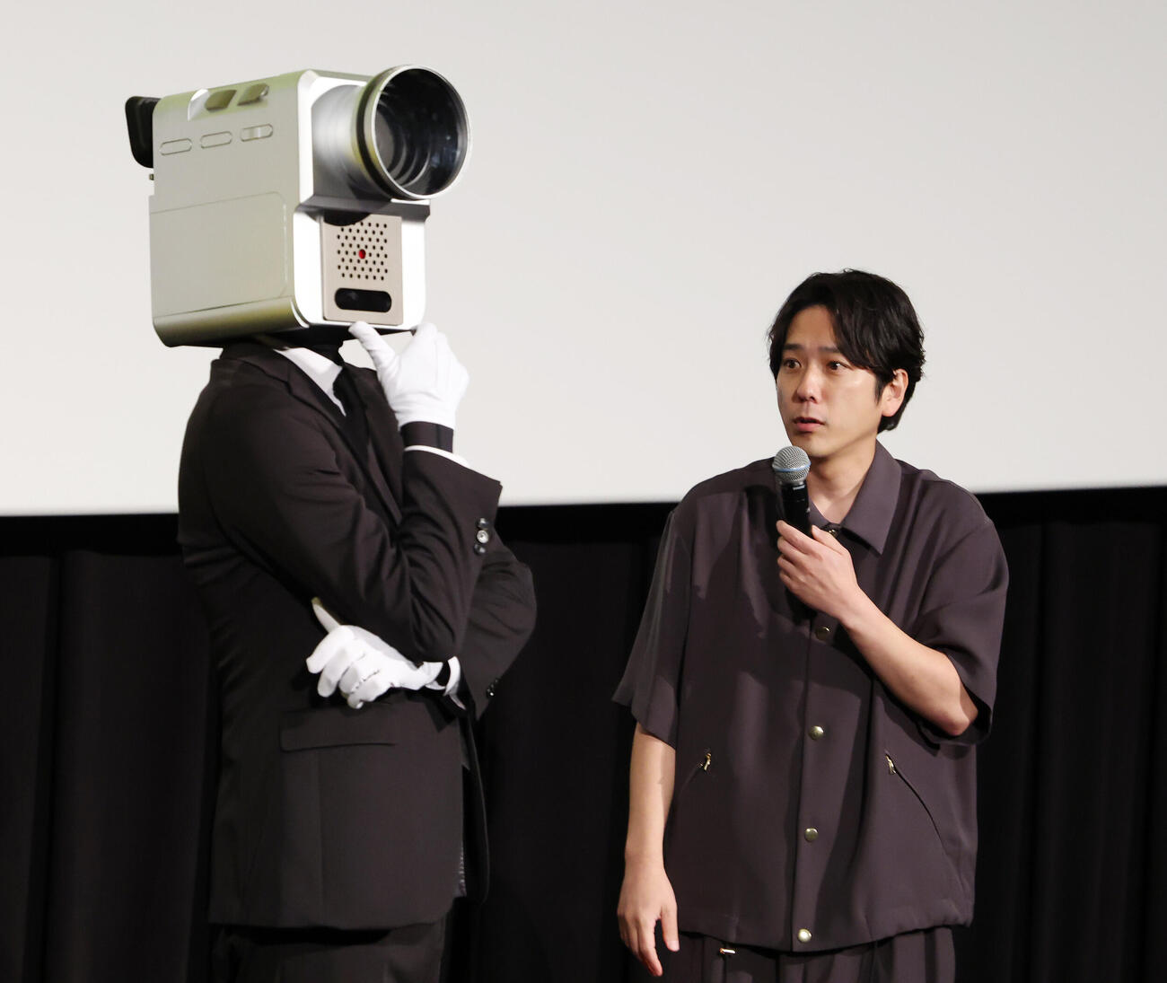 「シークレットシネマ」でカメラ男（左）を見つめるアンバサダーの二宮和也（撮影・宮地輝）