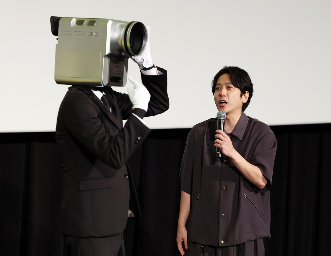 「シークレットシネマ」でカメラ男（左）と話すアンバサダーの二宮和也（撮影・宮地輝）