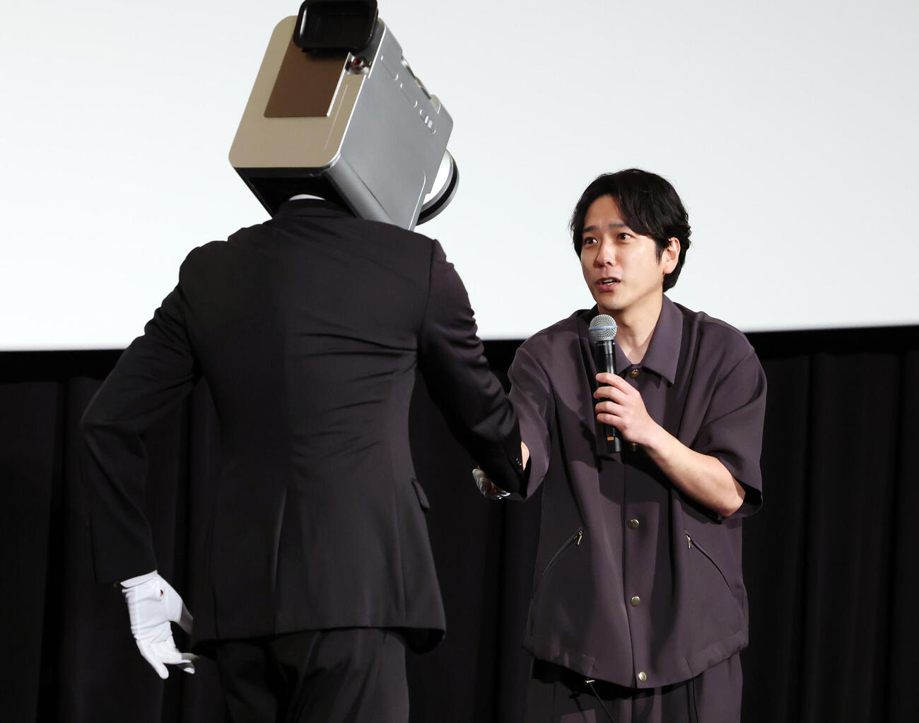 「シークレットシネマ」でカメラ男（左）と握手するアンバサダーの二宮和也（撮影・宮地輝）