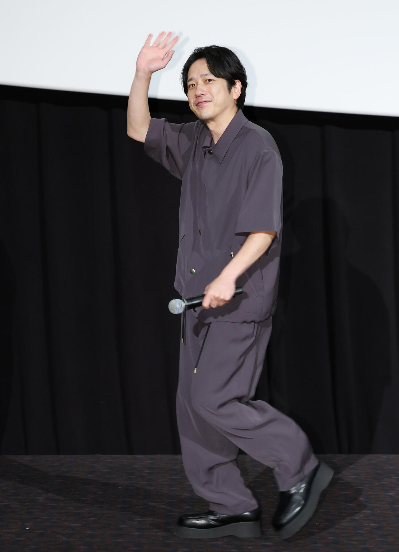 「シークレットシネマ」で笑顔で手を振りイベントを後にするアンバサダーの二宮和也（撮影・宮地輝）