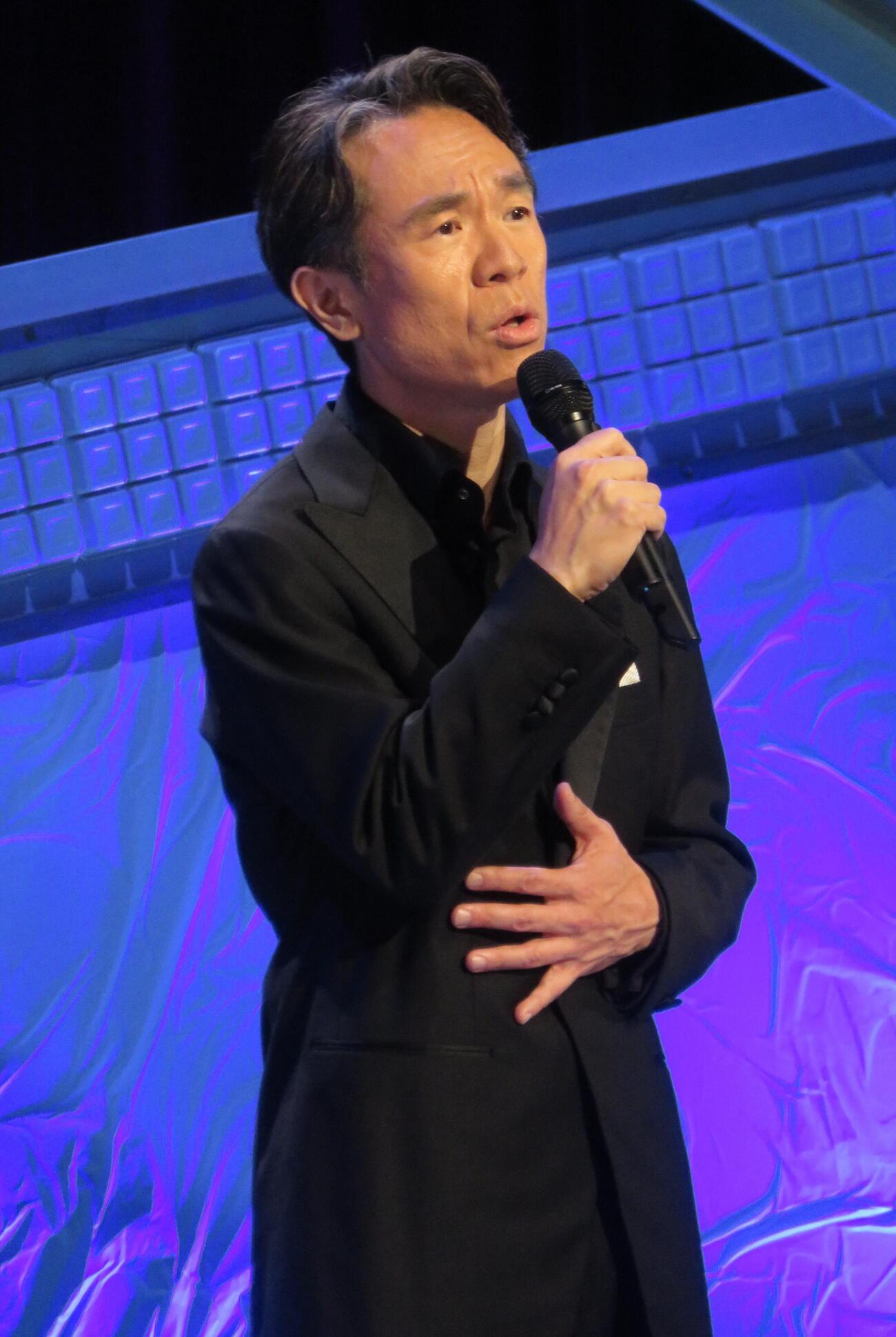 菅原洋一さんの代表曲「知りたくないの」を歌唱する長男の英介