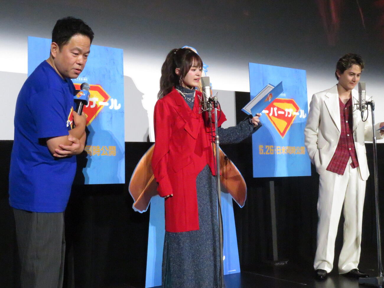 映画「スーパーガール」の特別試写イベントで生アフレコする永瀬アンナ（中央）と武内駿輔（右）。ダイアンの津田篤宏（左）はモニターのセリフを食い入るように見つめた