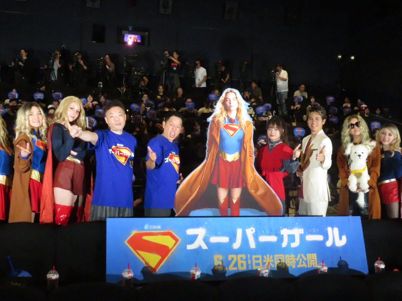 映画「スーパーガール」の特別試写イベントに出席した永瀬アンナ（右から4人目）、武内駿輔（同3人目）、ダイアンの津田篤宏（左から4人目）とユースケ（同3人目）
