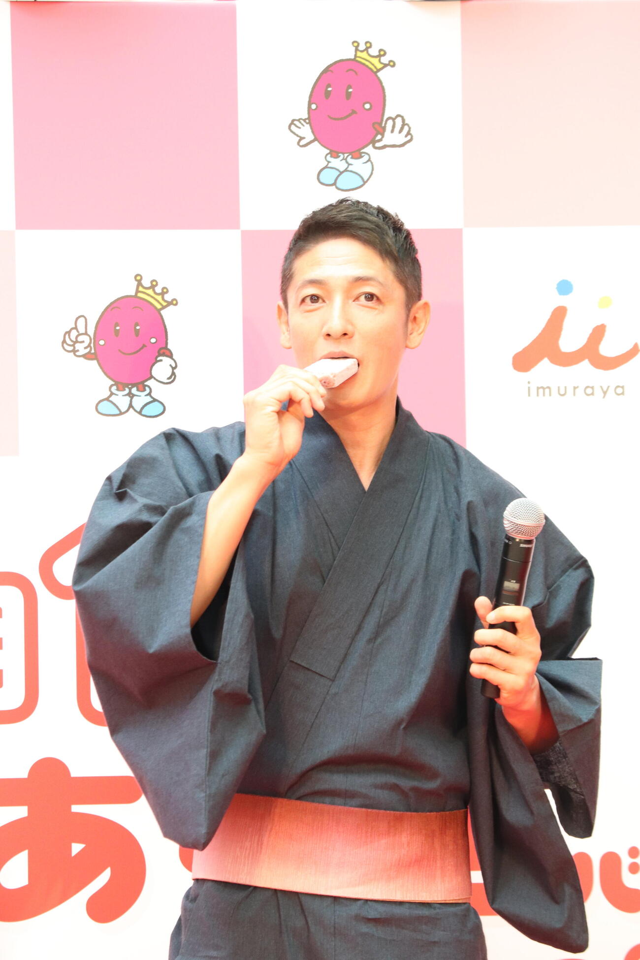 あずきバーを試食する玉木宏