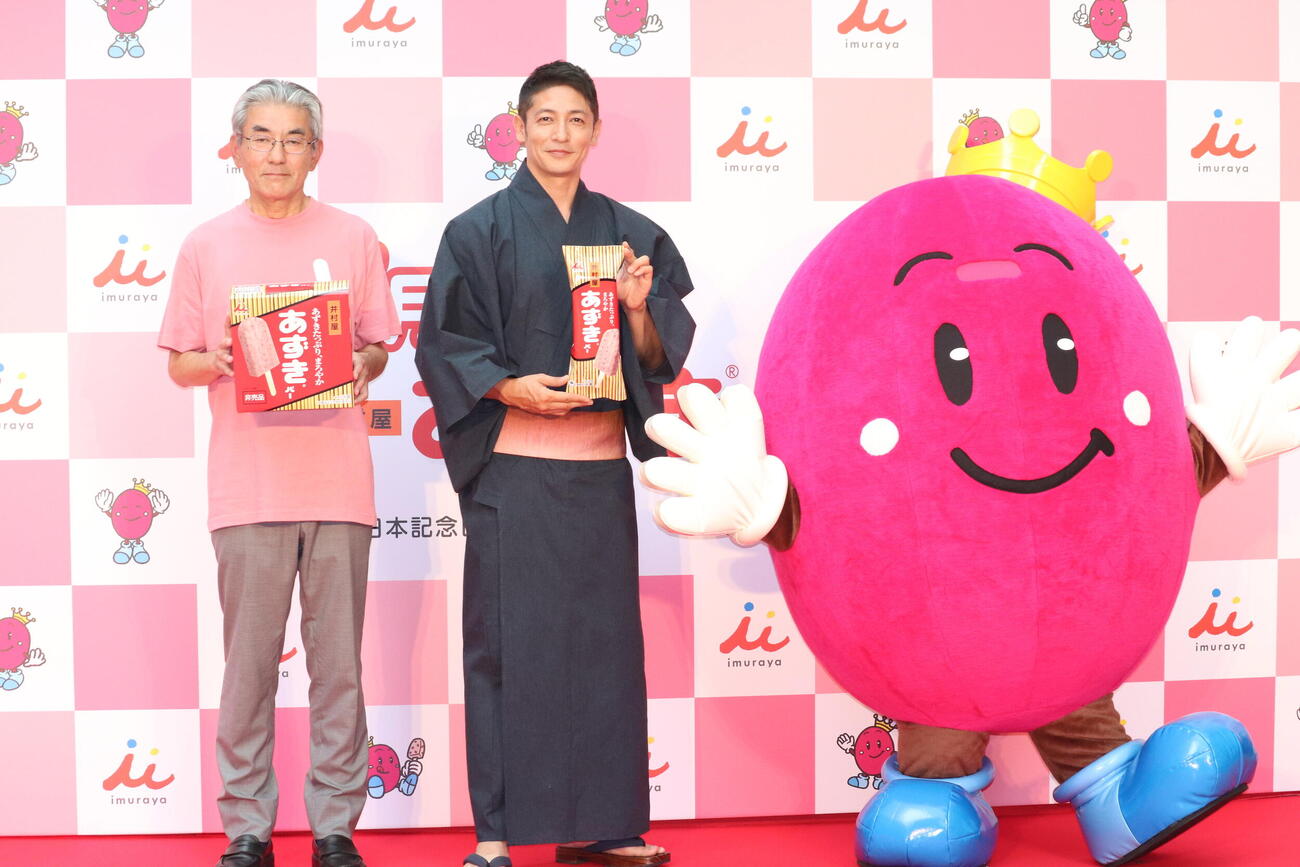 「あずきバー祭り2026」開催記念記者発表会に出席した、左から井村屋グループ岩本康社長、玉木宏、アズキキング