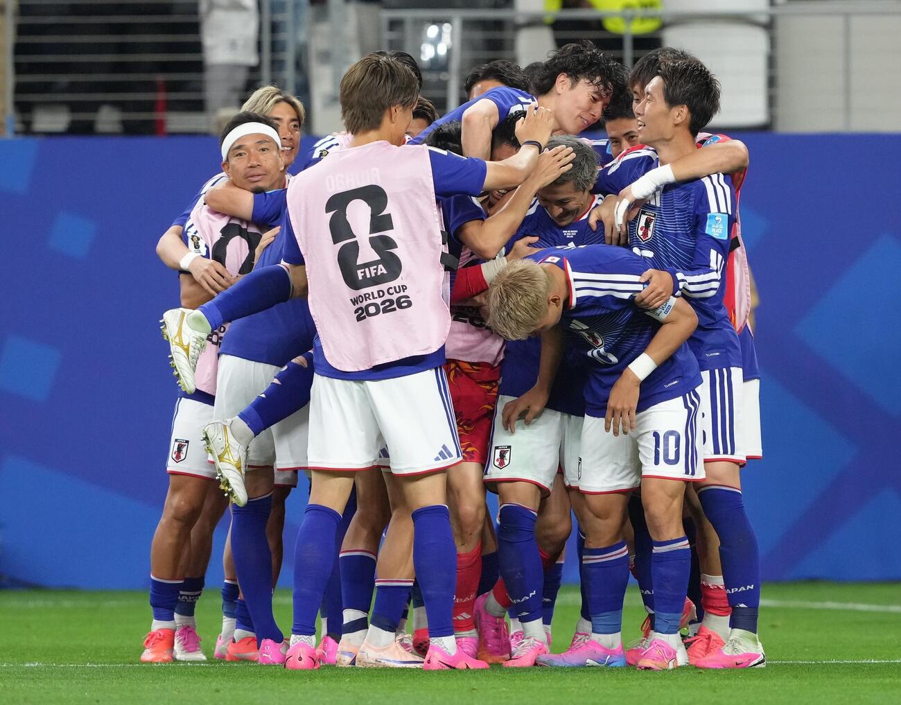 日本対スウェーデン　後半、先制ゴールを決め喜ぶ前田大然（撮影・足立雅史）