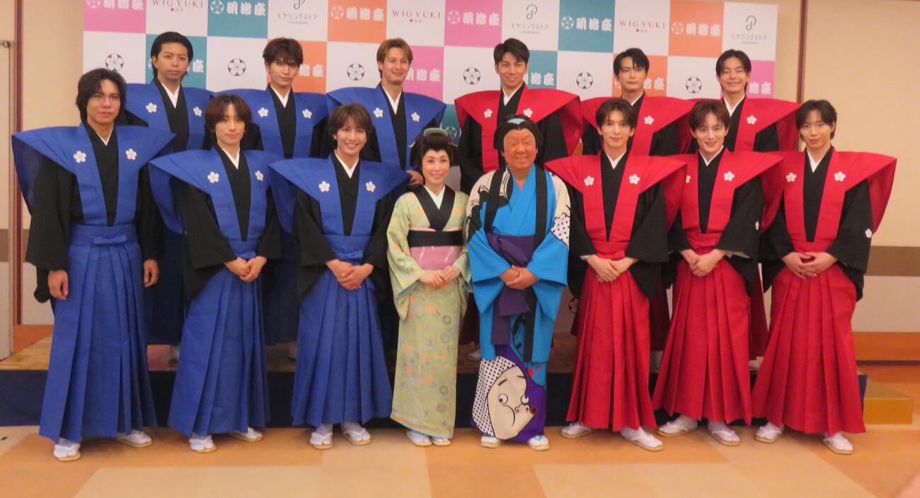 明治座舞台の取材会を行った、前列左からMATSURIの柳田優樹、小野寺翼、松岡卓弥、水森かおり、梅沢富美男、SHOW－WAの寺田真二郎、向山毅、塩田将己、後列左からMATSURIの橋爪健二、鈴木渉、渡辺真、SHOW－WAの山本佳志、青山隼、井筒雄太
