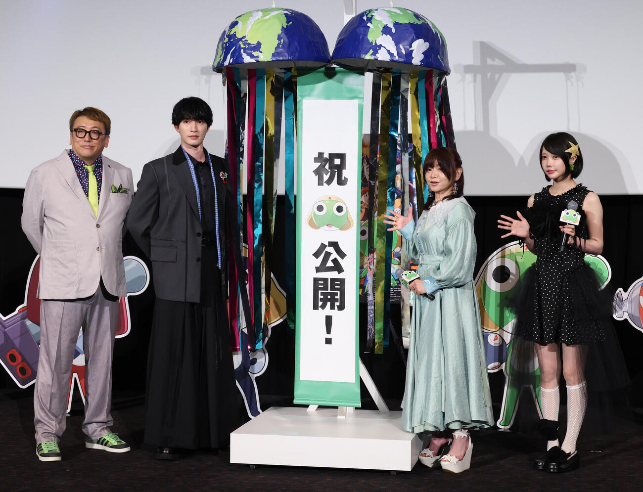 映画「新劇場版☆ケロロ軍曹　復活して速攻地球滅亡の危機であります！」初日舞台あいさつを行う、左から福田雄一監督、ジェシー、渡辺久美子、あの（撮影・中島郁夫）
