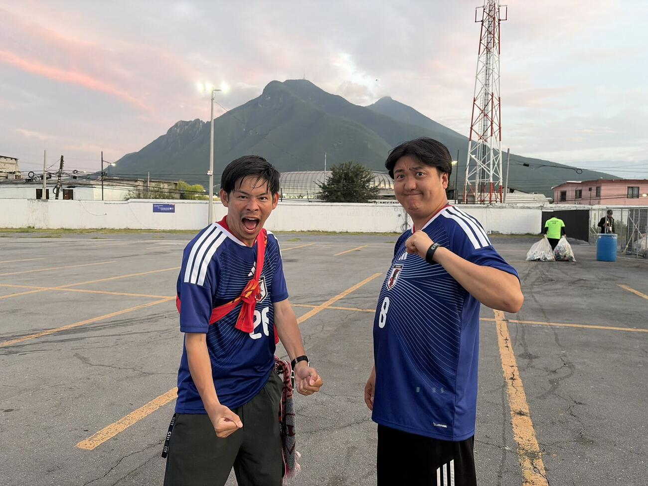日本の決勝トーナメント進出を受けて、ブラジル戦へ向けて気合を入れるカカロニのすがや（左）と栗谷