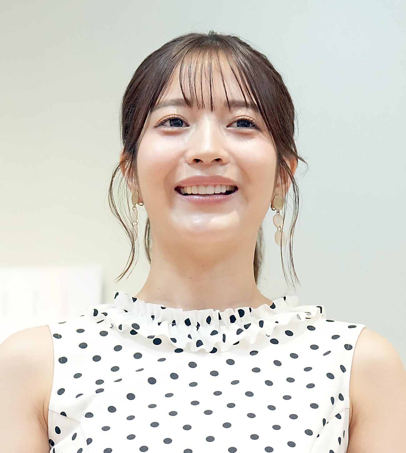 初写真展開催にあたり、記者の質問に答える黒嵜菜々子（撮影・たえ見朱実）