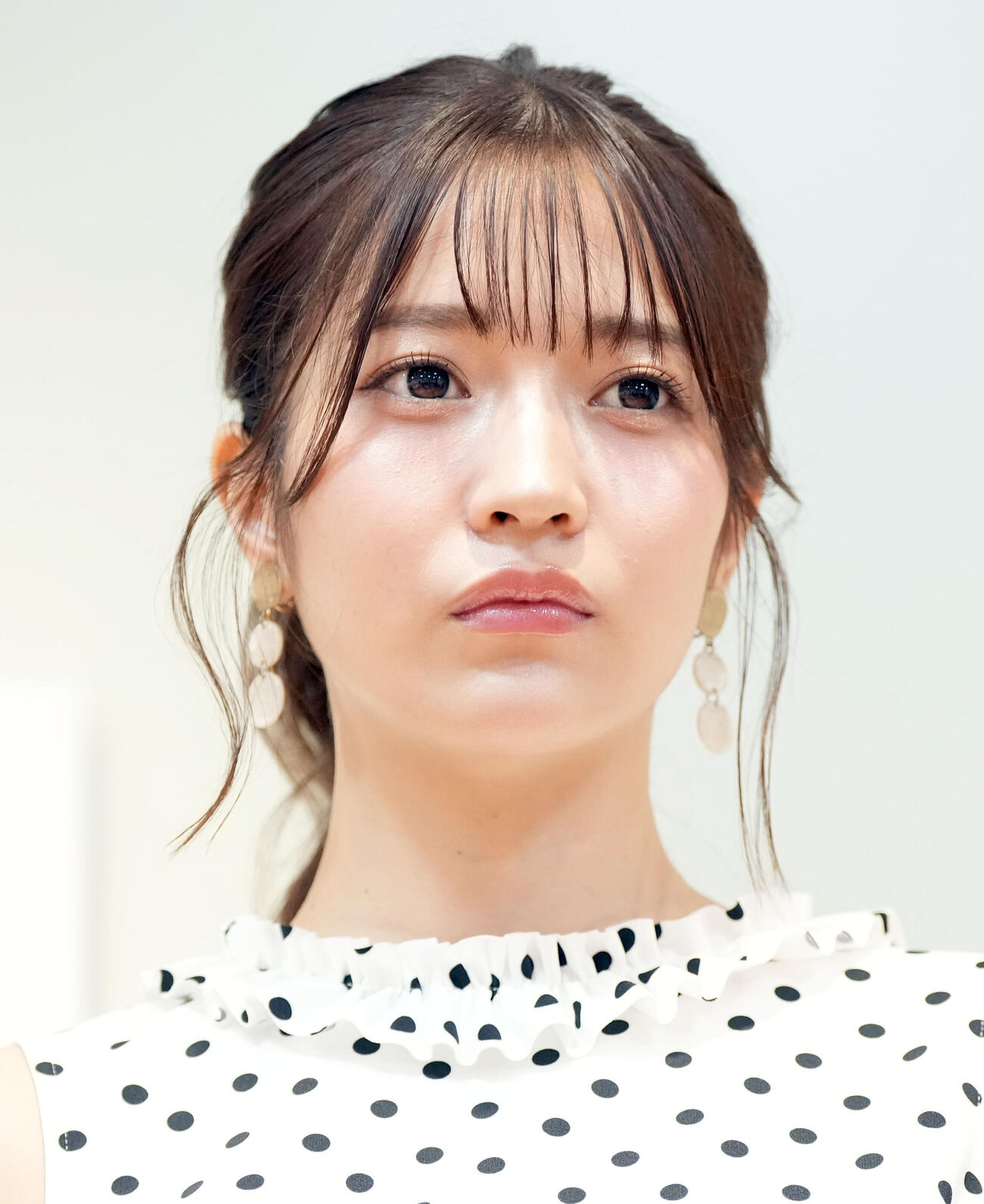 初写真展開催にあたり、記者の質問に答える黒嵜菜々子（撮影・たえ見朱実）