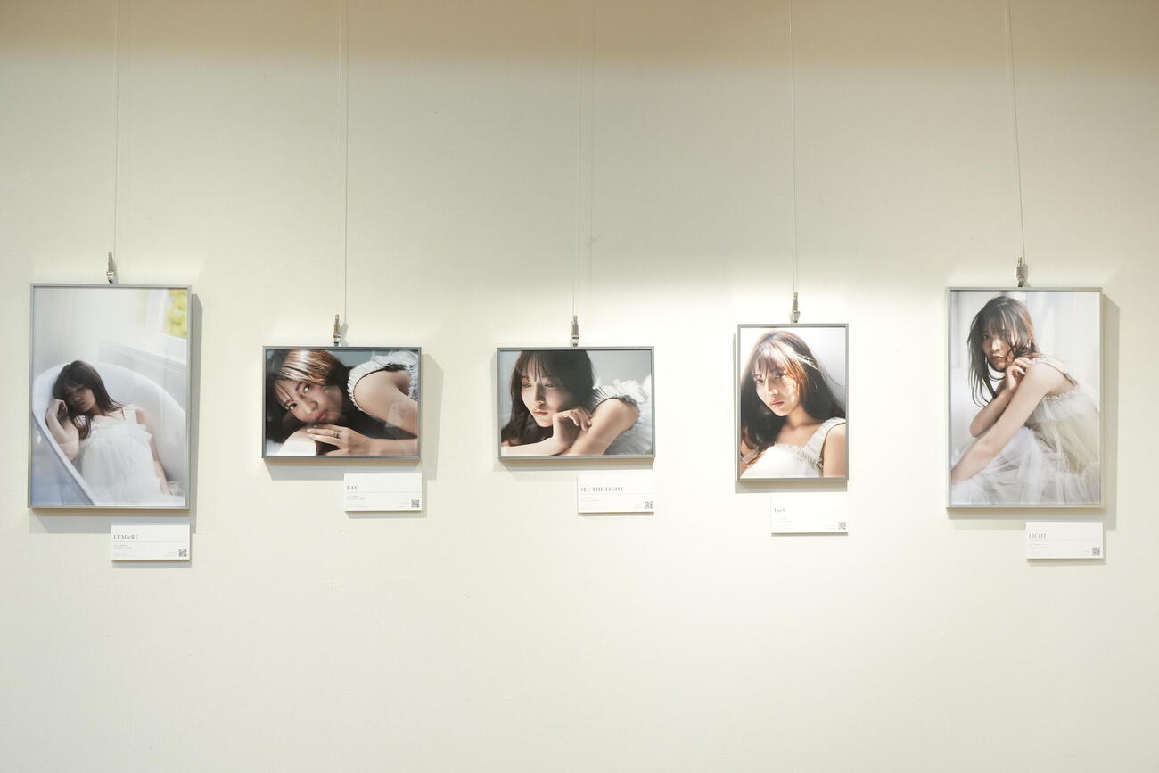 黒嵜菜々子の初写真展（撮影・たえ見朱実）