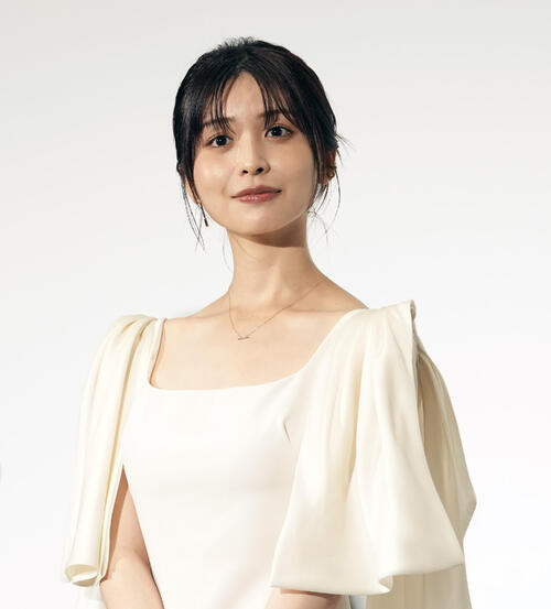 長濱ねる、背中＆デコルテ大胆露出オフショット公開　イベントで顔寄せ合った動物とは…