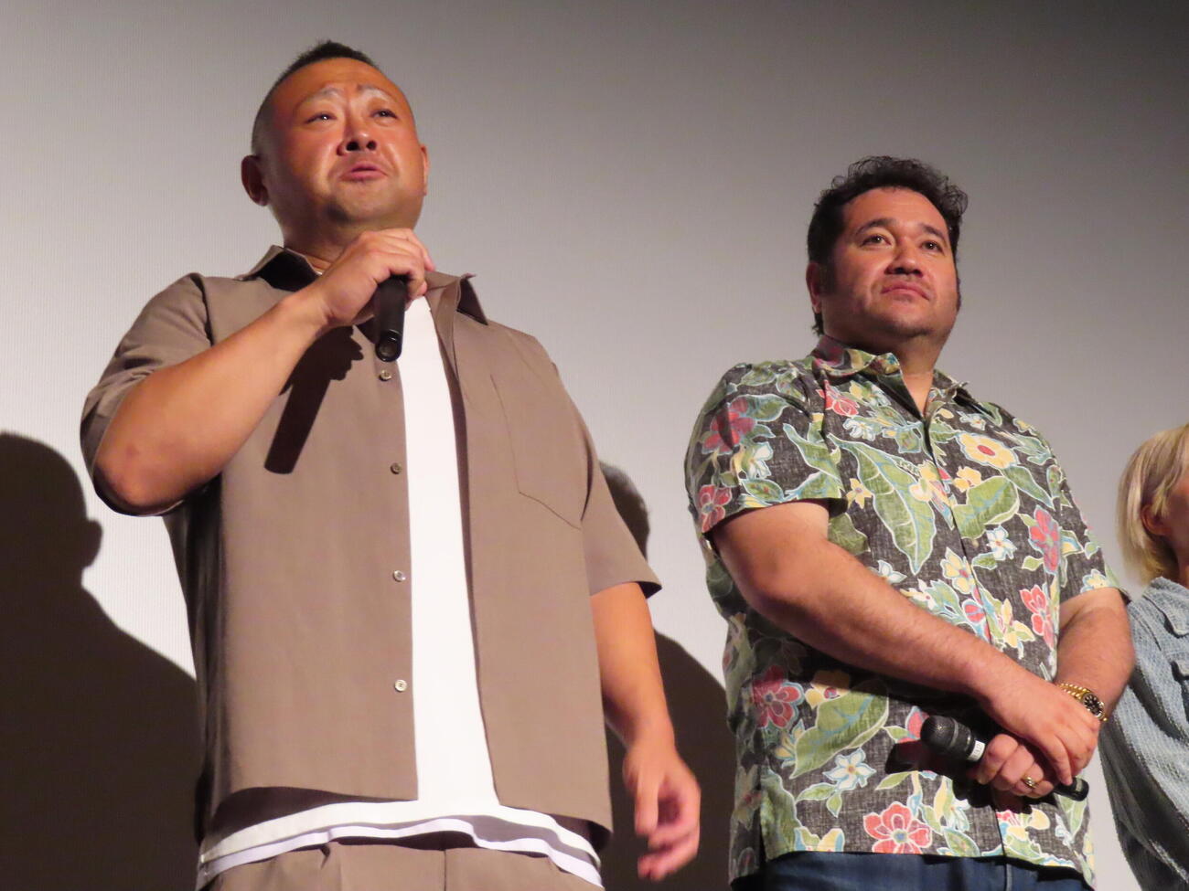 映画「罪の棘」初日舞台あいさつに登壇した脇知弘（左）と勝矢