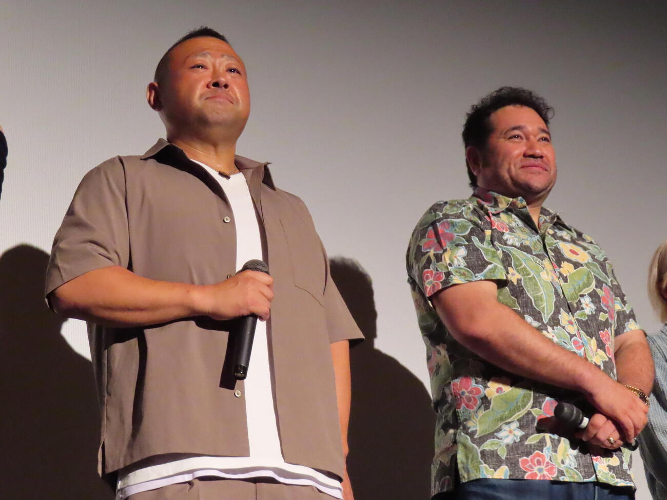 映画「罪の棘」初日舞台あいさつに登壇した脇知弘（左）と勝矢