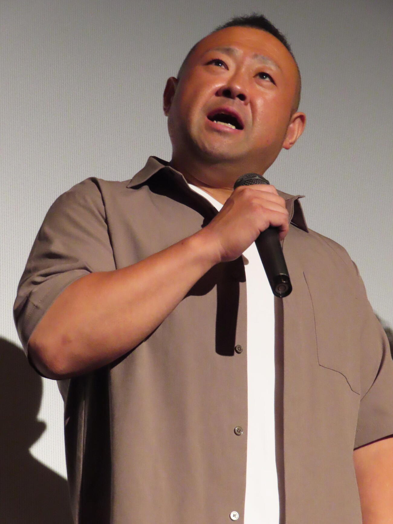 映画「罪の棘」初日舞台あいさつに登壇した脇知弘