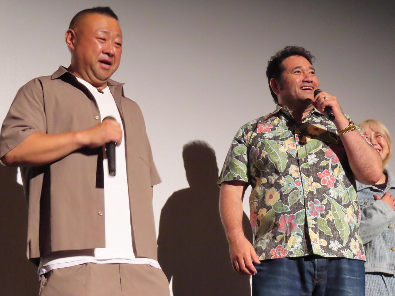 映画「罪の棘」初日舞台あいさつに登壇した脇知弘（左）と勝矢