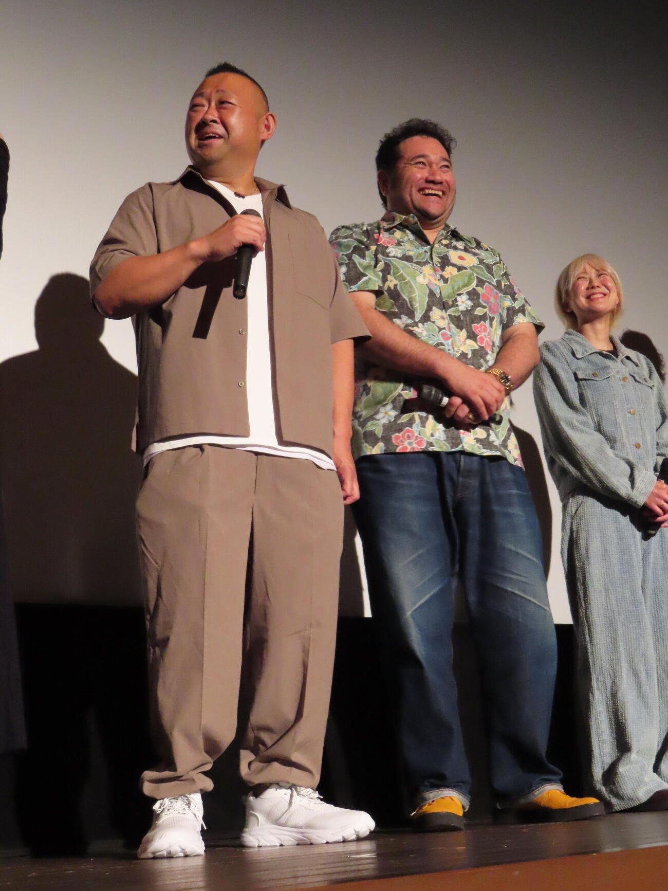 映画「罪の棘」初日舞台あいさつに登壇した脇知弘（左）と勝矢（中央）