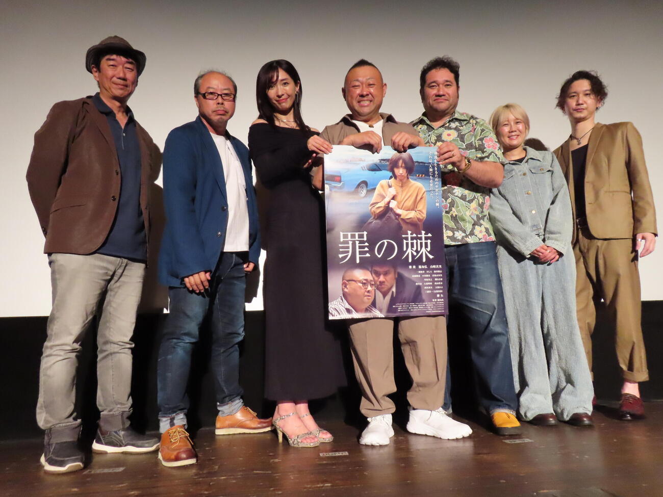 映画「罪の棘」初日舞台あいさつに登壇した、左から植田尚監督、ほしら、山崎真実、脇知弘、勝矢、一瀬綾花、緑川雄志