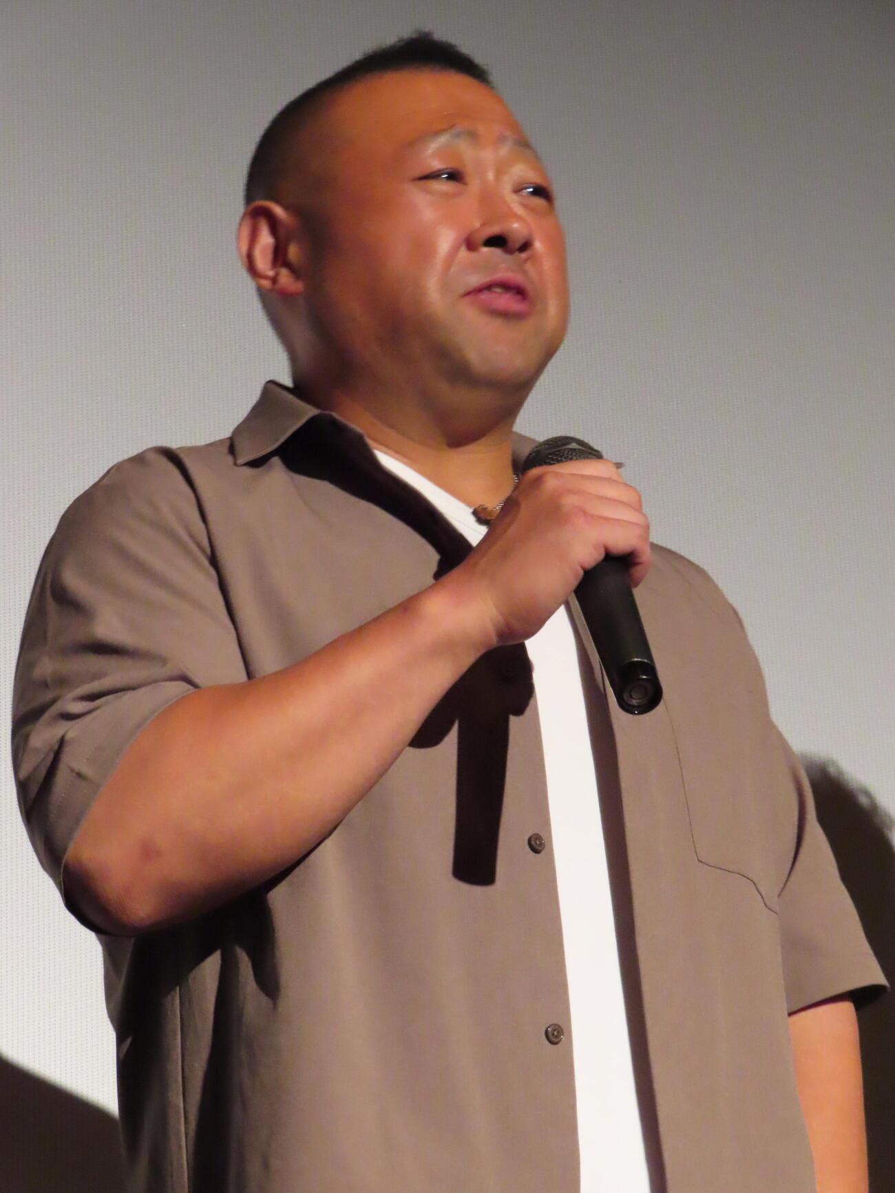 映画「罪の棘」初日舞台あいさつに登壇した脇知弘
