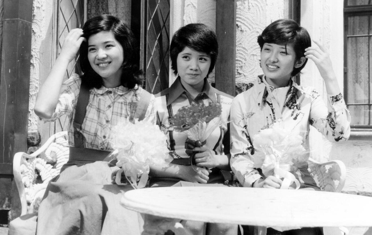 高校2年生になった中3トリオ。左から桜田淳子、森昌子、山口百恵（1975年撮影）