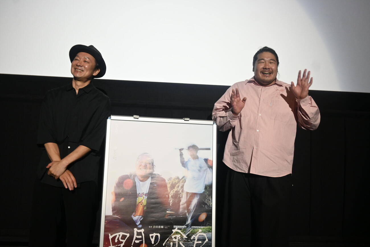 大阪市内で行われた初主演映画「四月の余白」の初日舞台あいさつに登壇した吉田恵輔監督（左）、一ノ瀬ワタル（撮影・松浦隆司）