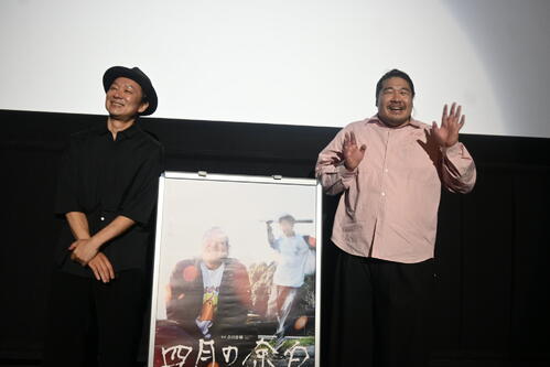 一ノ瀬ワタル、女性ファンの手作りボードに赤面「いいんすか、オレで」初主演作初日舞台あいさつ