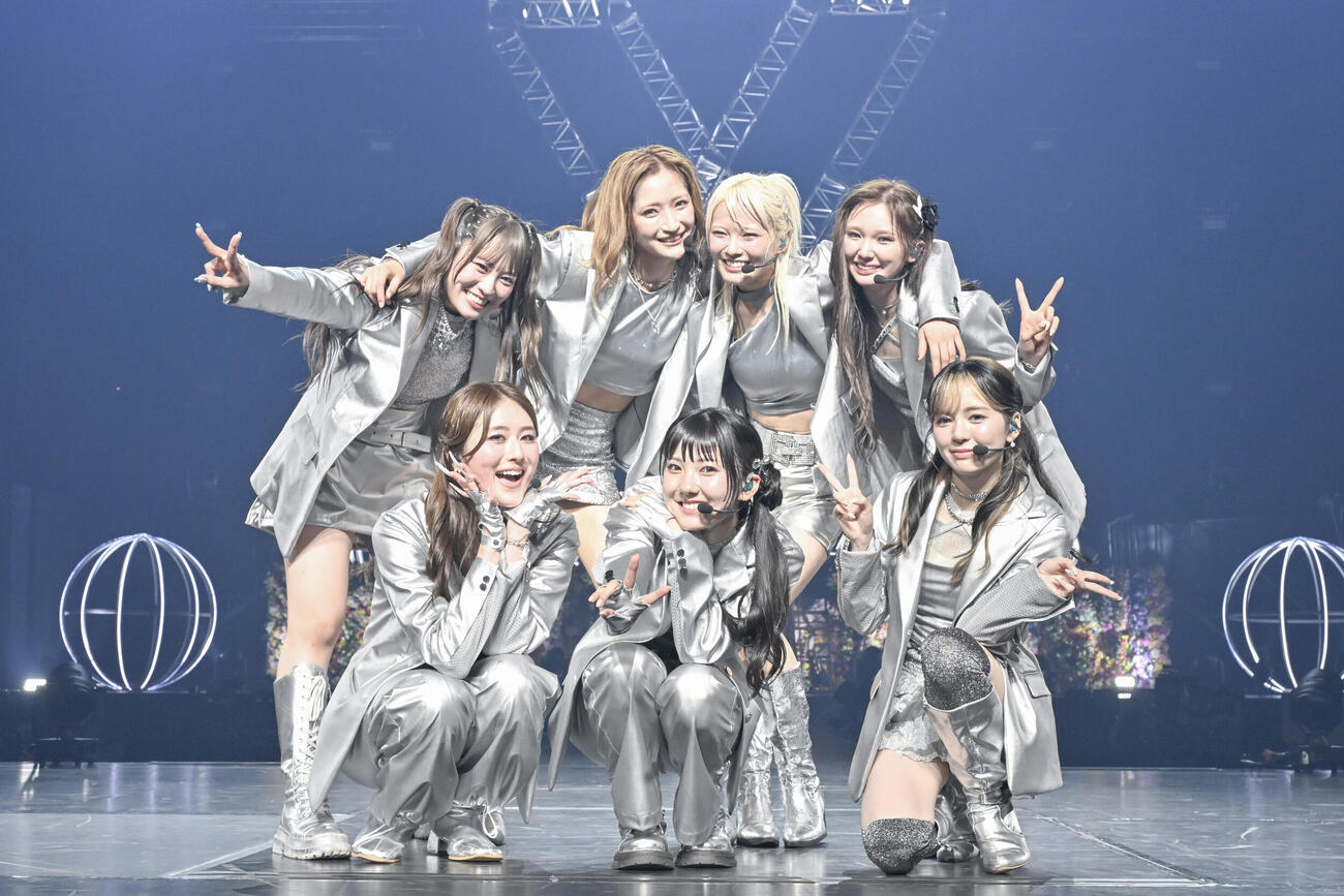 「Girls²　7th Anniversary　“Seven　×　Seven in Bloom　－The Live－”」でパフォーマンスするGirls²。前列左から隅谷百花、菱田未渚美、増田來亜。後列左から小田柚葉、小川桜花、鶴屋美咲、山口綺羅（高田梓氏撮影）
