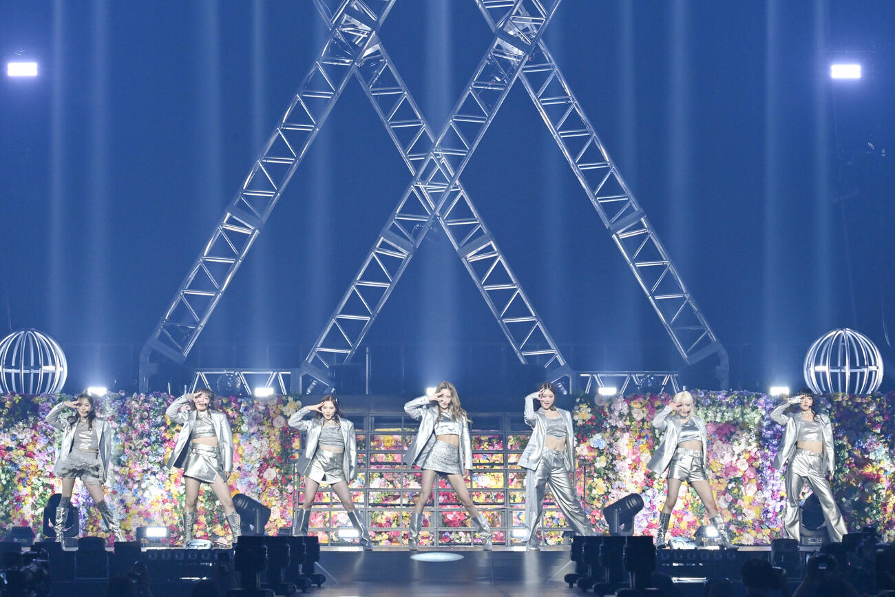 「Girls²　7th Anniversary　“Seven　×　Seven in Bloom　－The Live－”」でパフォーマンスするGirls²（高田梓氏撮影）