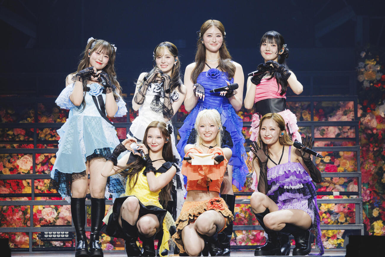 「Girls²　7th Anniversary　“Seven　×　Seven in Bloom　－The Live－”」でパフォーマンスするGirls²。前列左から山口綺羅、鶴屋美咲、小川桜花。後列左から小田柚葉、増田來亜、隅谷百花、菱田未渚美（ヨシモリユウナ氏撮影）