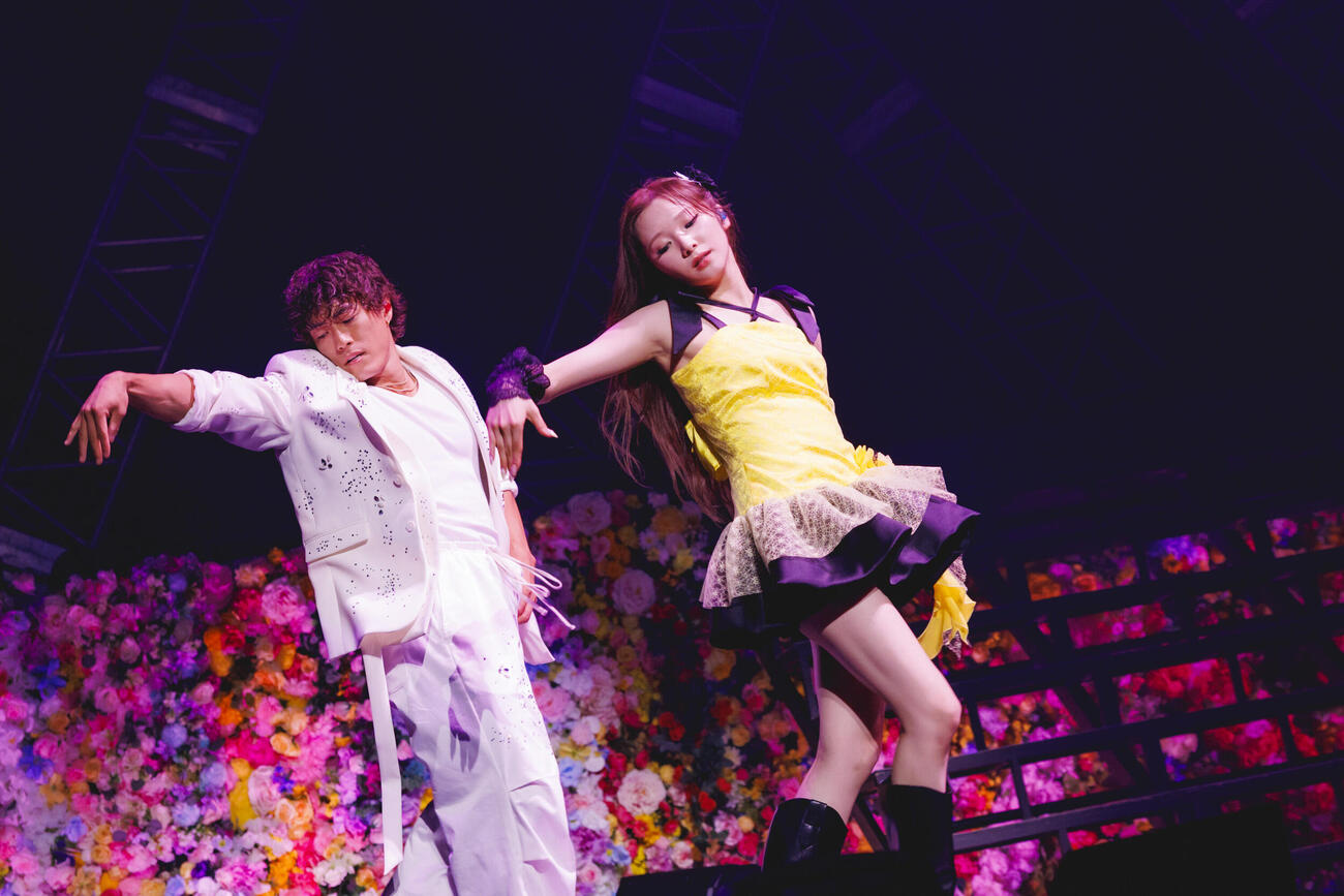 「Girls²　7th Anniversary　“Seven　×　Seven in Bloom　－The Live－”」でパフォーマンスする中務裕太（左）と山口綺羅（ヨシモリユウナ氏撮影）