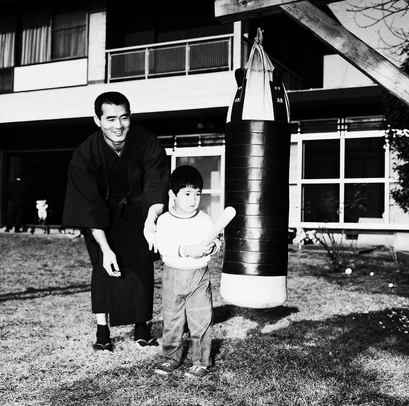 幼少期の長嶋一茂と遊ぶ父・長嶋茂雄（1968年撮影）