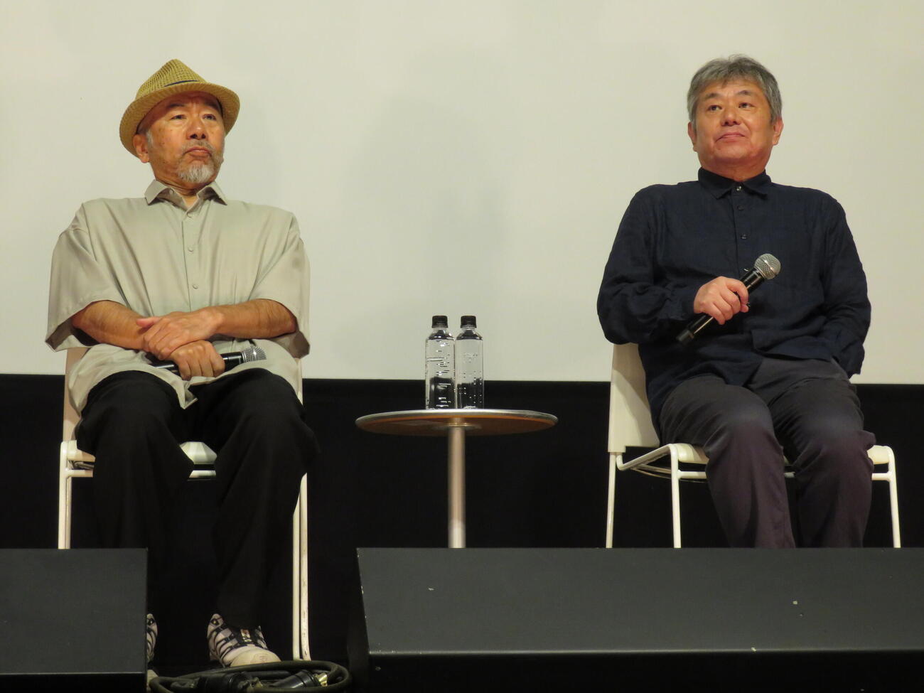 第35回日本映画プロフェッショナル大賞授賞式後に行われた「日本映画とミニシアター」と題したトークショーで対談する、塚本晋也監督（左）とユーロスペースの北條誠人支配人（2026年6月撮影・村上幸将）