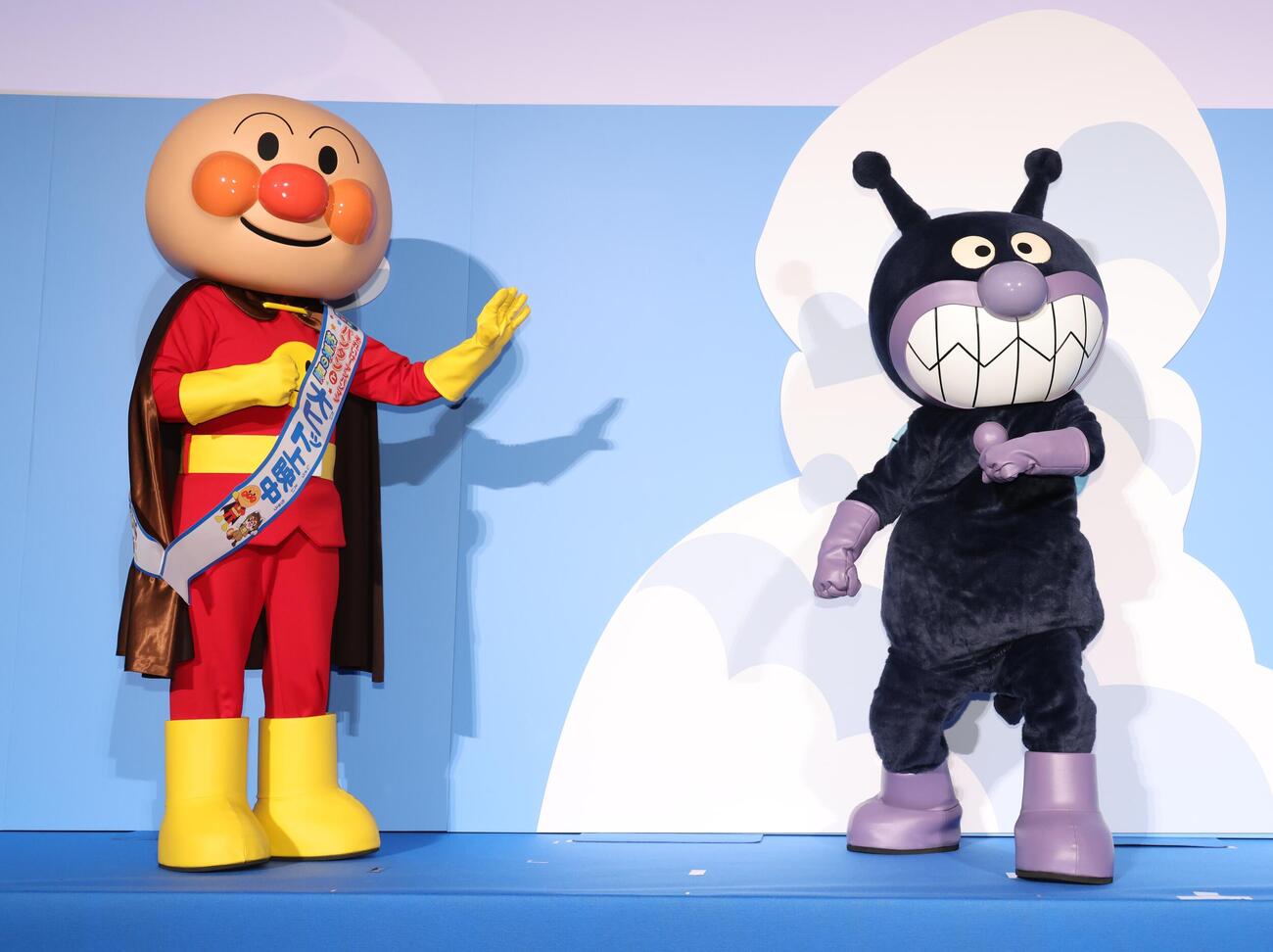映画「それいけ！アンパンマン」公開記念舞台あいさつに登壇したアンパンマン（左）とばいきんまん（撮影・中島郁夫）
