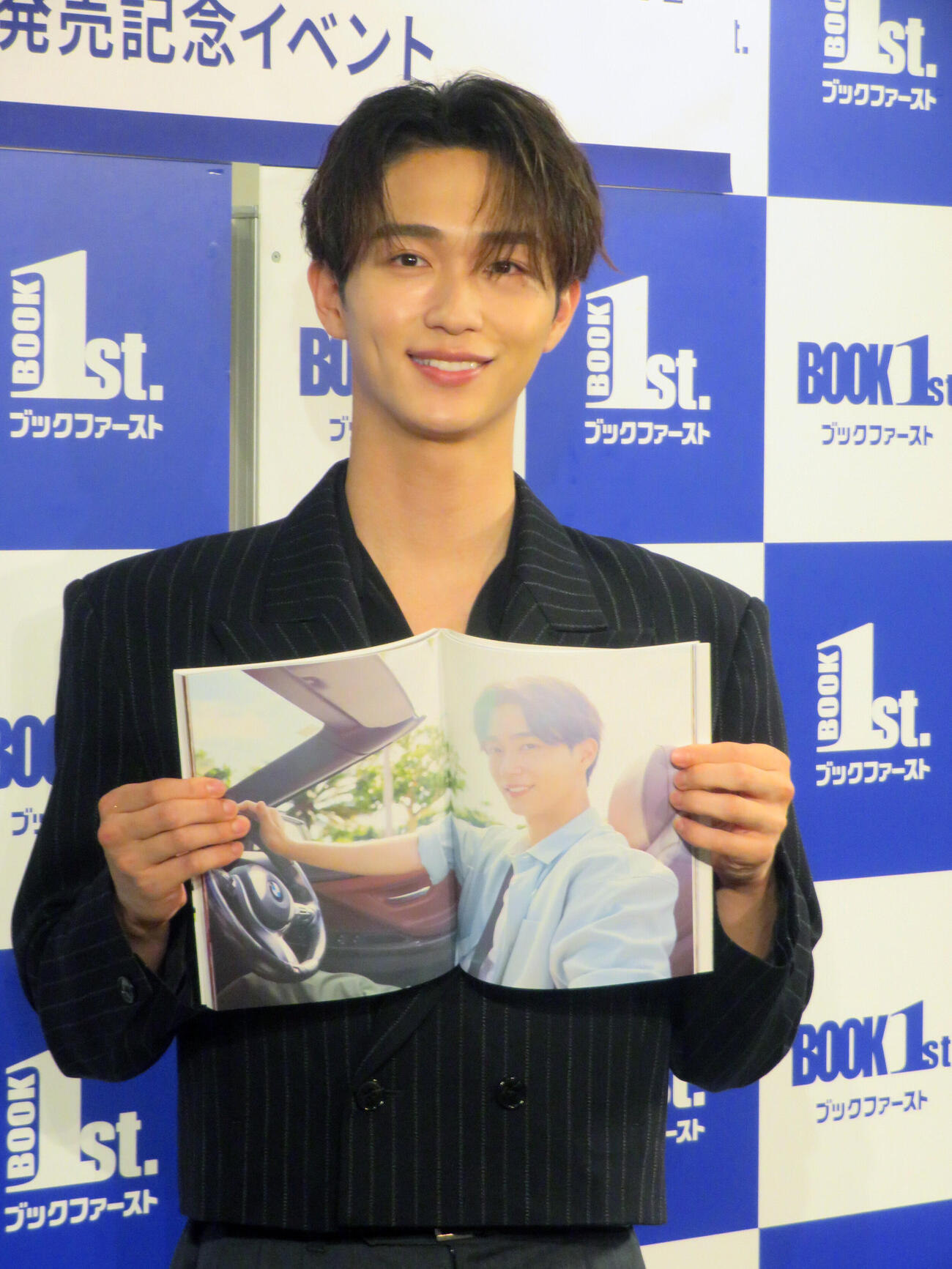 1stフォトブック「隣の君」発売記念イベントでお気に入りカットを披露する野村康太（撮影・川田和博）