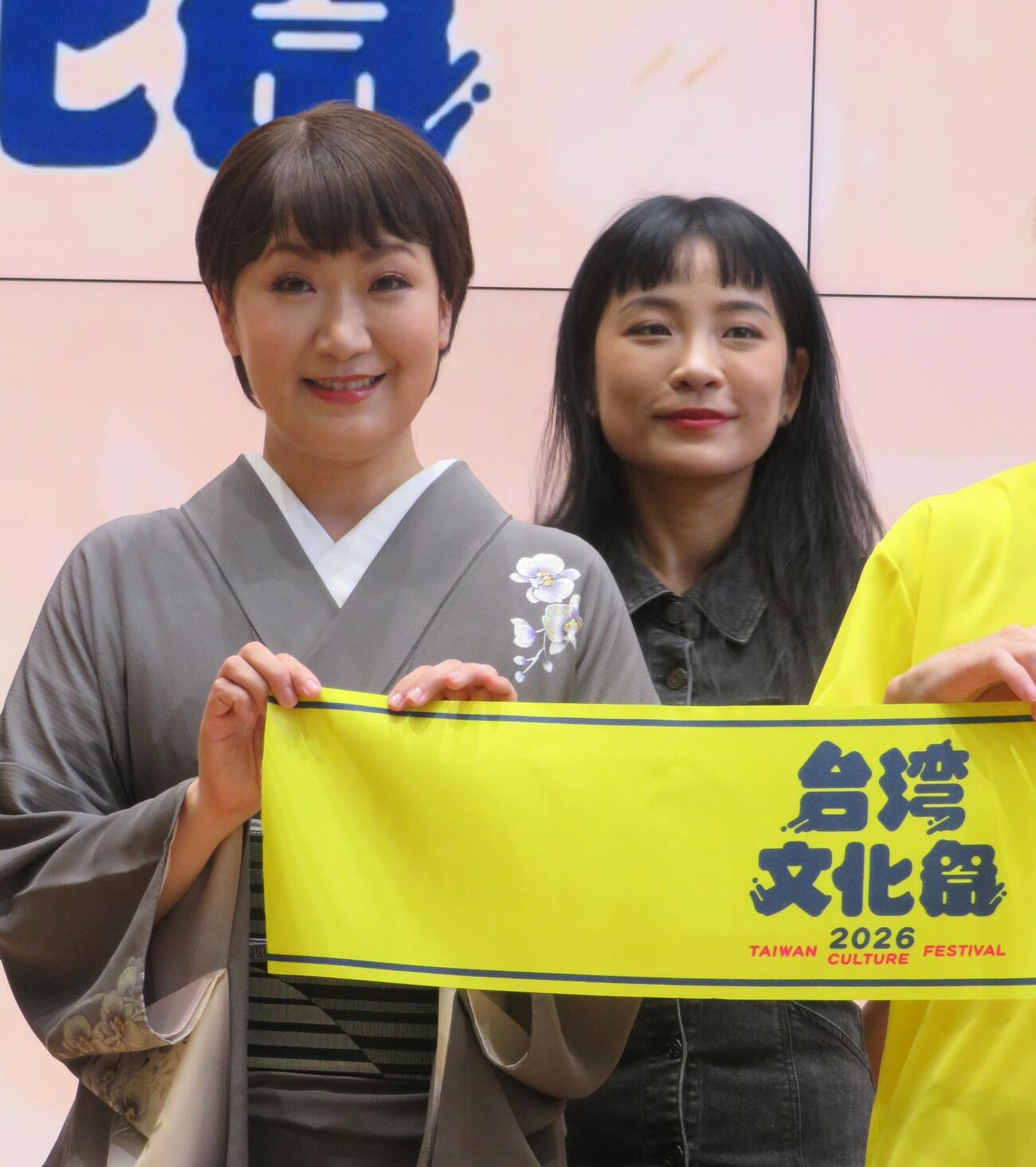 「台湾文化祭2026」のスペシャルアンバサダーに就任した市川由紀乃（左）