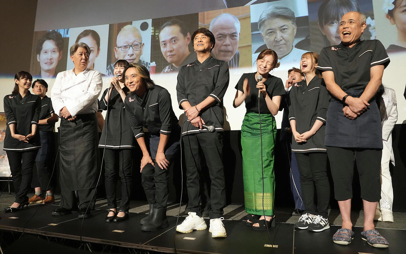 映画「おかえりの湯」の初日舞台あいさつで笑顔が堪えないキャストたち（撮影・たえ見朱実）
