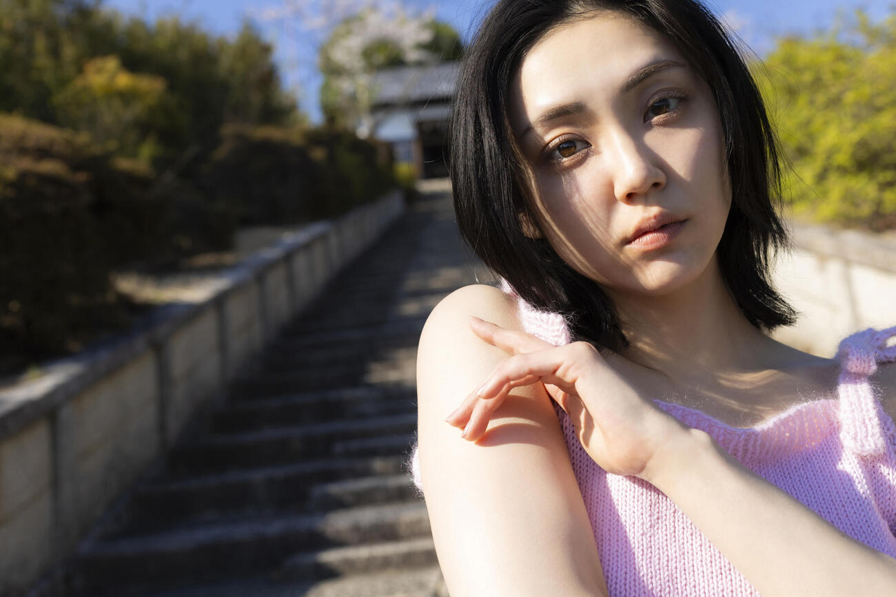 山谷花純　2nd写真集「遠距離、現在此。」より