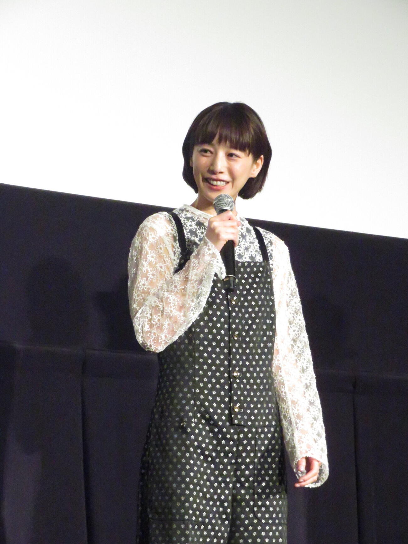 映画「四月の余白」の舞台あいさつを行った夏帆
