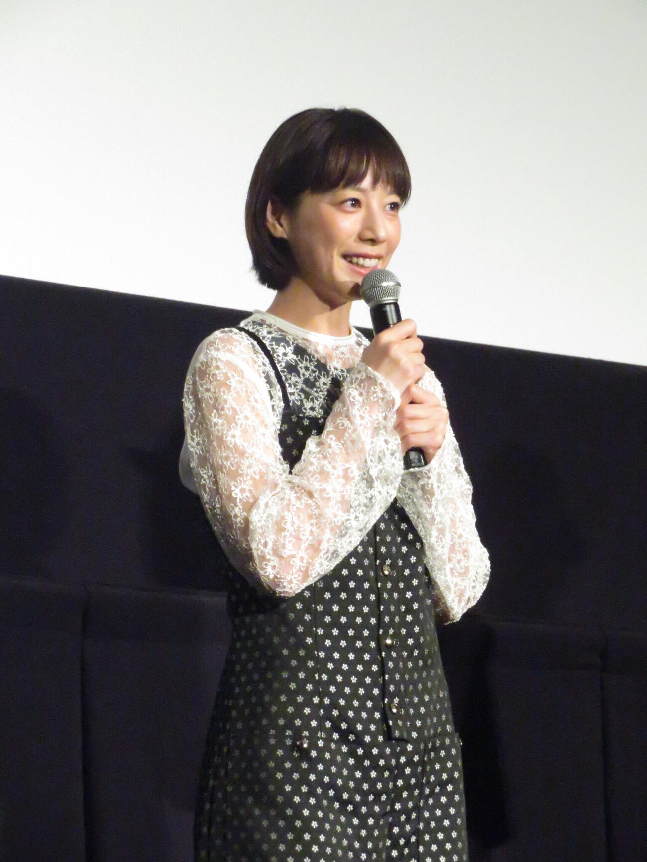映画「四月の余白」の舞台あいさつを行った夏帆