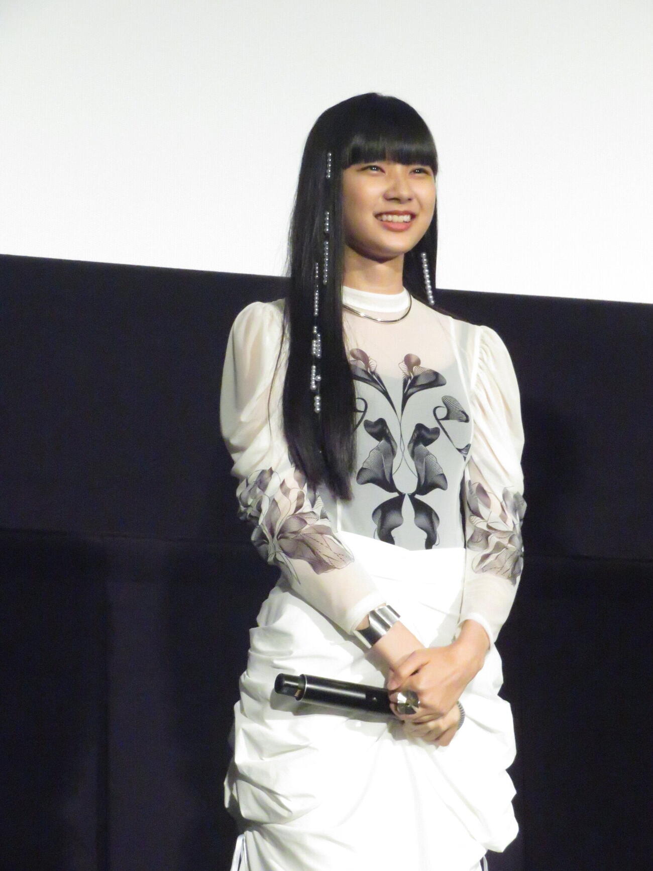 映画「四月の余白」の舞台あいさつを行った山﨑七海