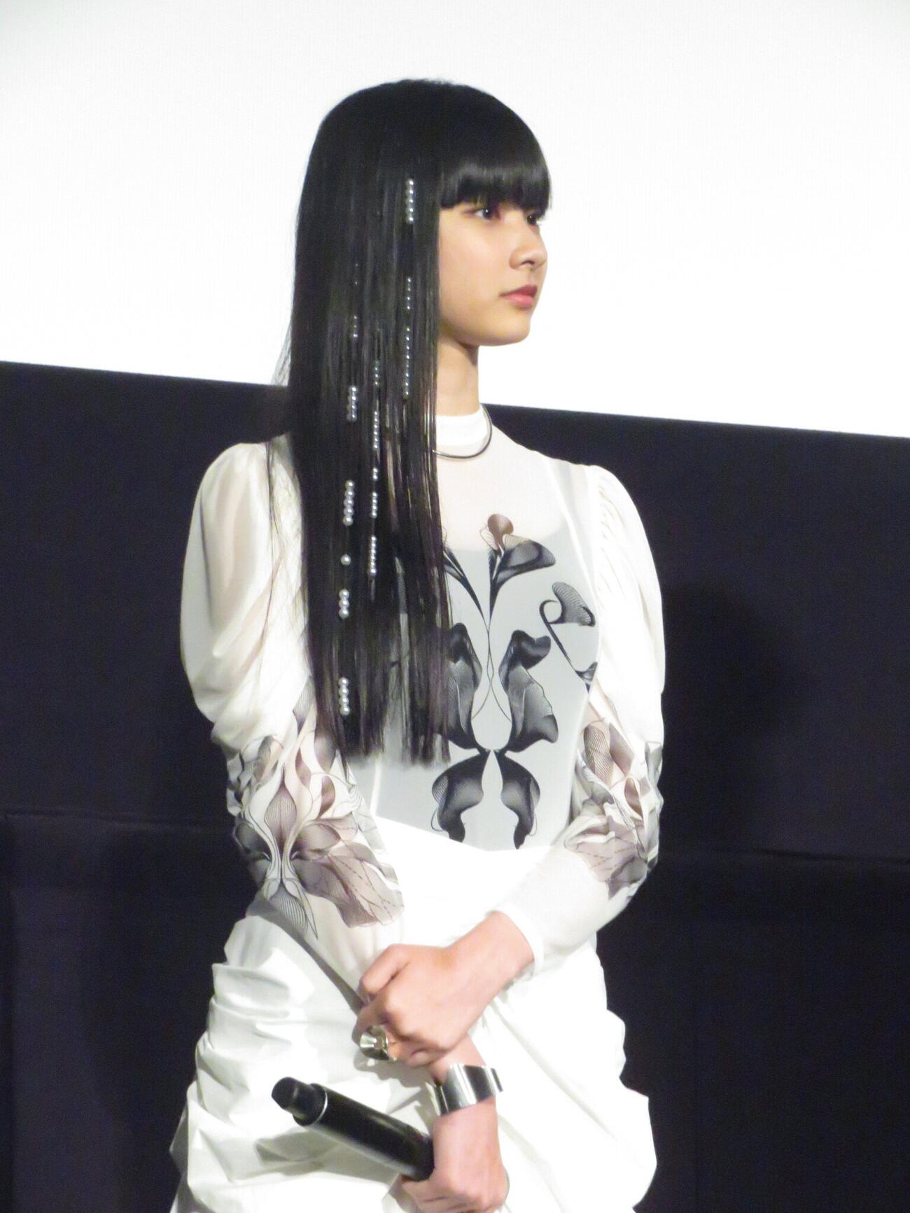 映画「四月の余白」の舞台あいさつを行った山﨑七海