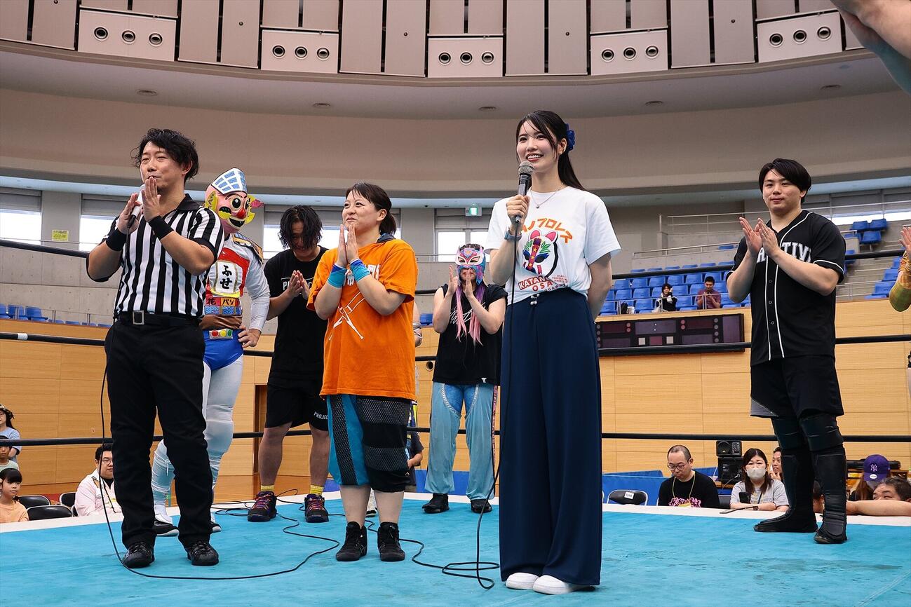 リングアナを務めた「交野天の川プロレス」で結婚を発表した倉持明日香（右から2人目）（C）Shoichi Koba