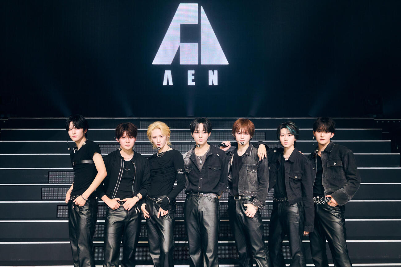 お披露目イベントを行ったAENの、左からHARUTO、JIYONG、JUNSEO、KYUHYUN、KAIRA、HARU、BOMIN（田中聖太郎写真事務所撮影）