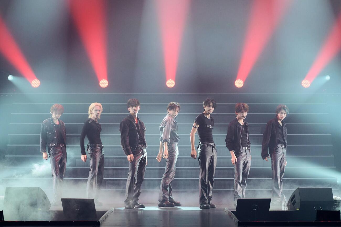 お披露目イベント「AEN Greeting Showcase“First Encouter”」を行ったAEN。左からKAIRA、JUNSEO、BOMIN、KYUHYUN、HARUTO、JIYONG、HARU（田中聖太郎写真事務所撮影）