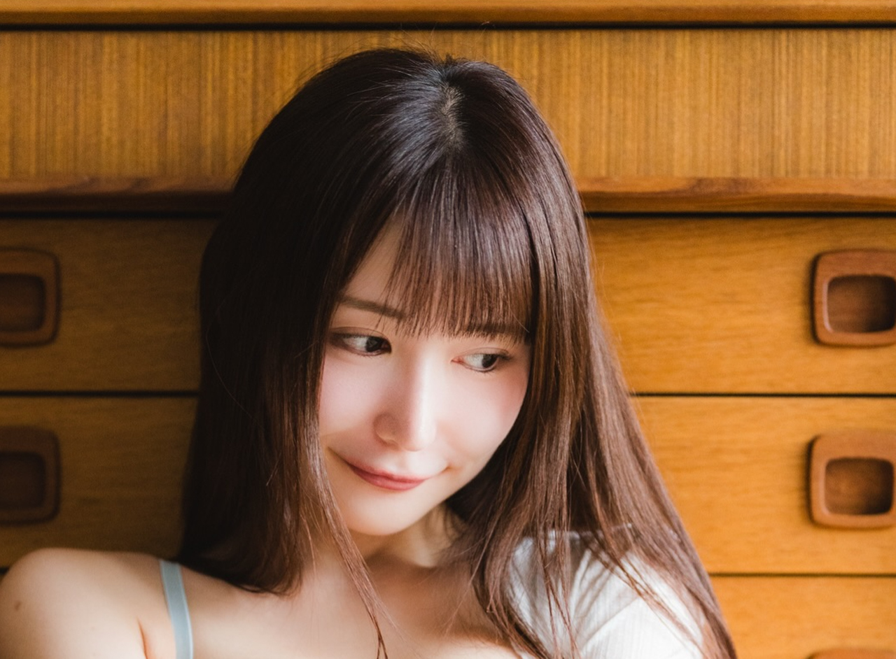 下着姿でM字座りを披露した藍野りな（藍野りなのインスタグラムから）