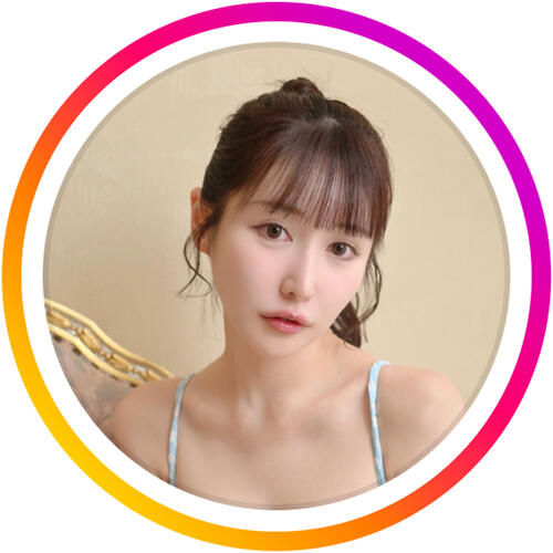 “まんまるバストのニューフェイス”25歳グラドル「自宅待機中」でＭ字座り