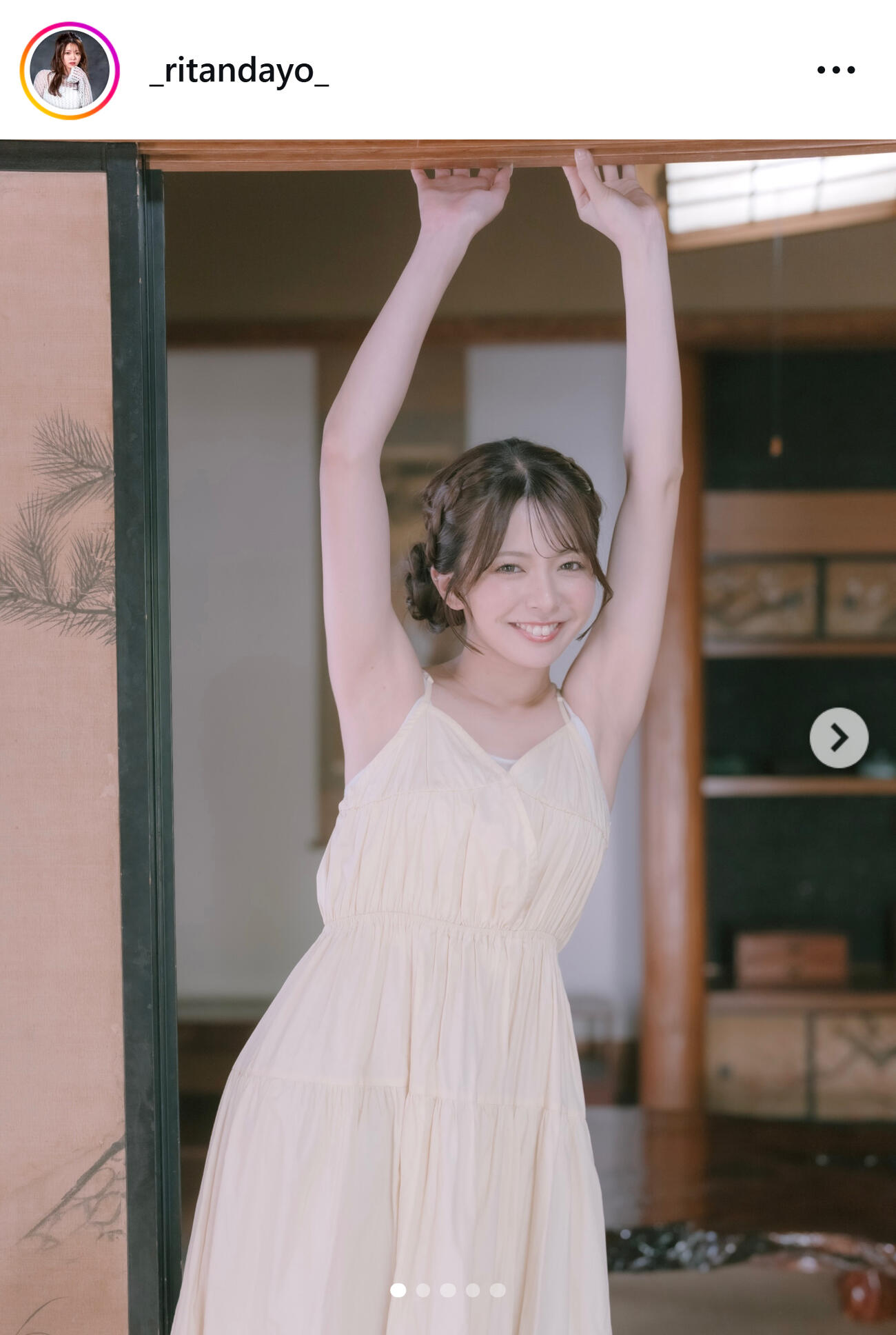 白ワンピ姿の立華理莉（立華理莉のインスタグラムから）
