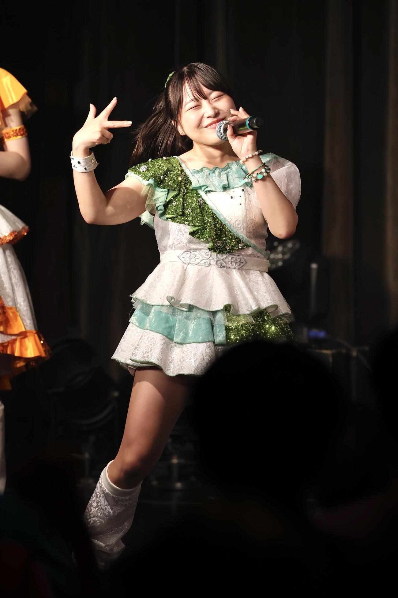 「にきちゃん大結束っ！！春ツアー2026」ツアーファイナル公演でパフォーマンスするアップアップガールズ（2）の島崎友莉亜（撮影・宮地輝）