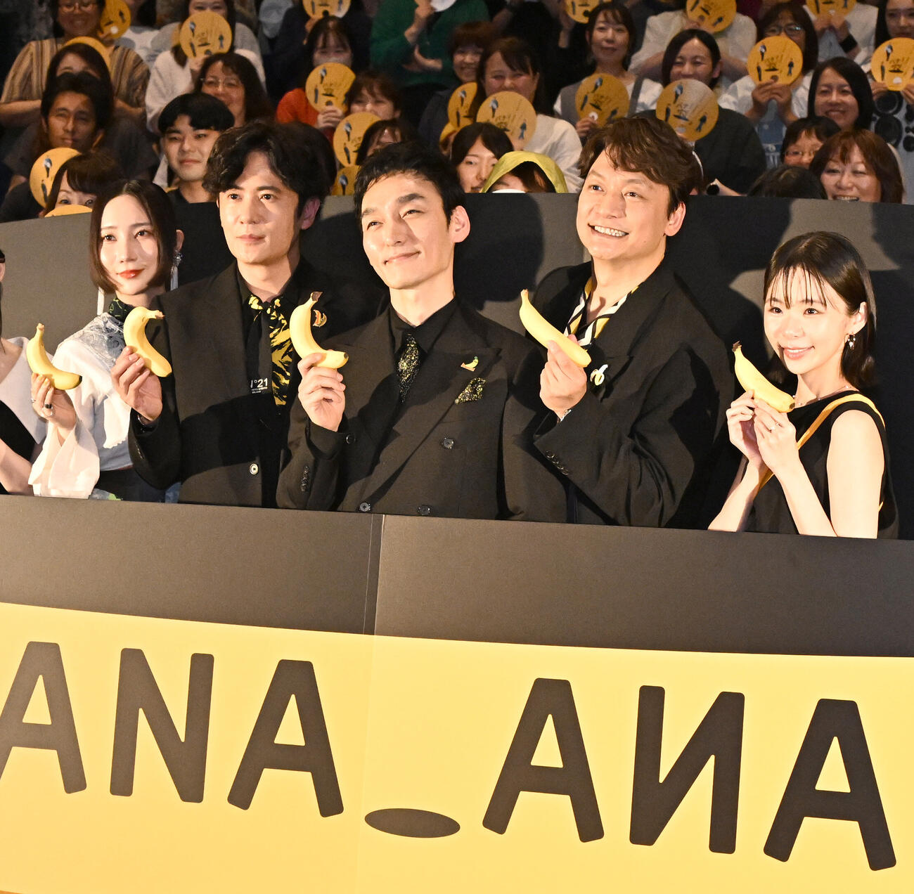 映画「バナ穴BANA_ANA」をPRする、左からファーストサマーウイカ、稲垣吾郎、草彅剛、香取慎吾、趣里ら出演者（撮影・千葉一成）